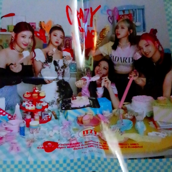 Itzy crazy in love album!! - Picture 3 of 3